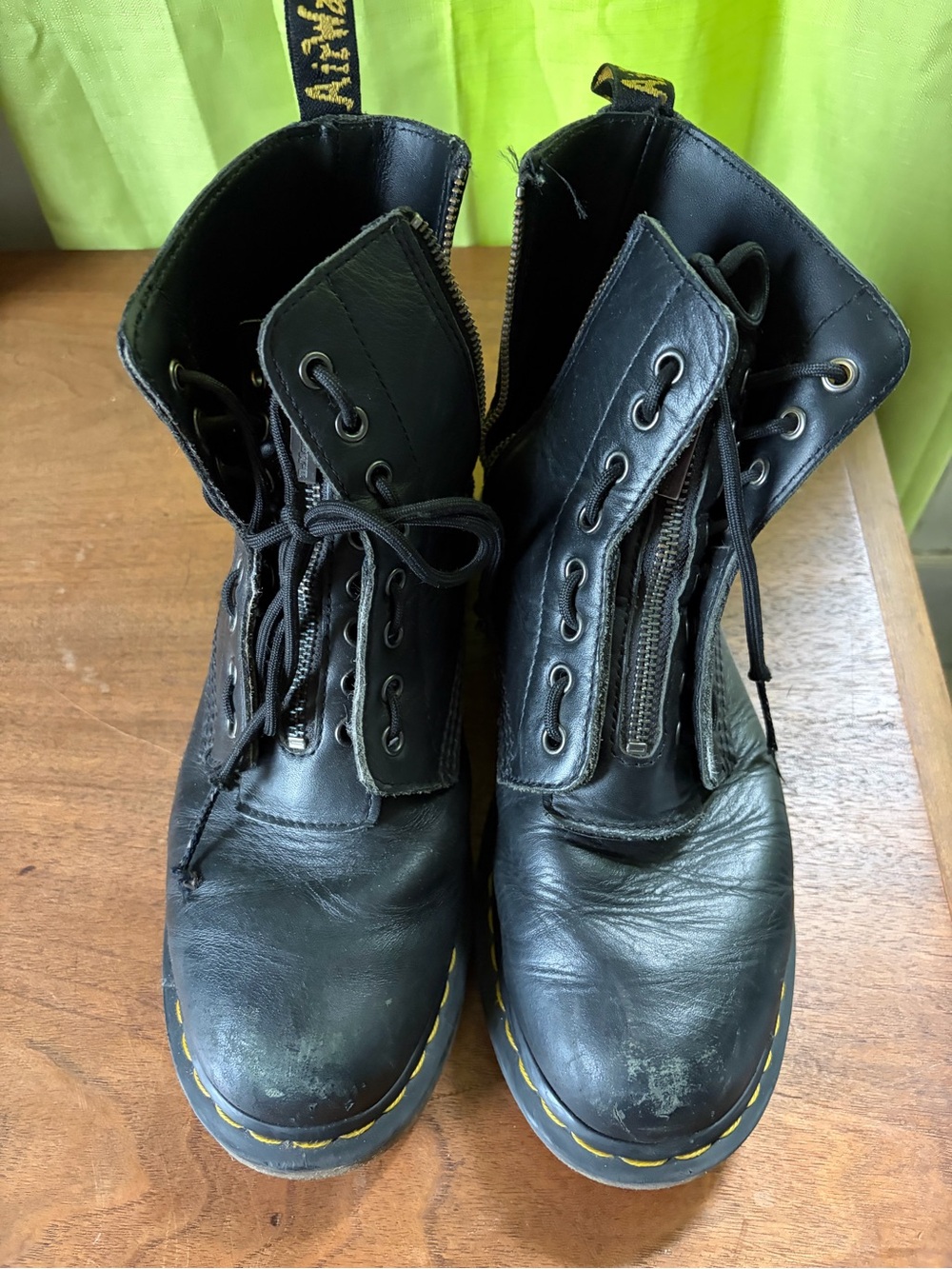 WELL LOVED zip up doc martens